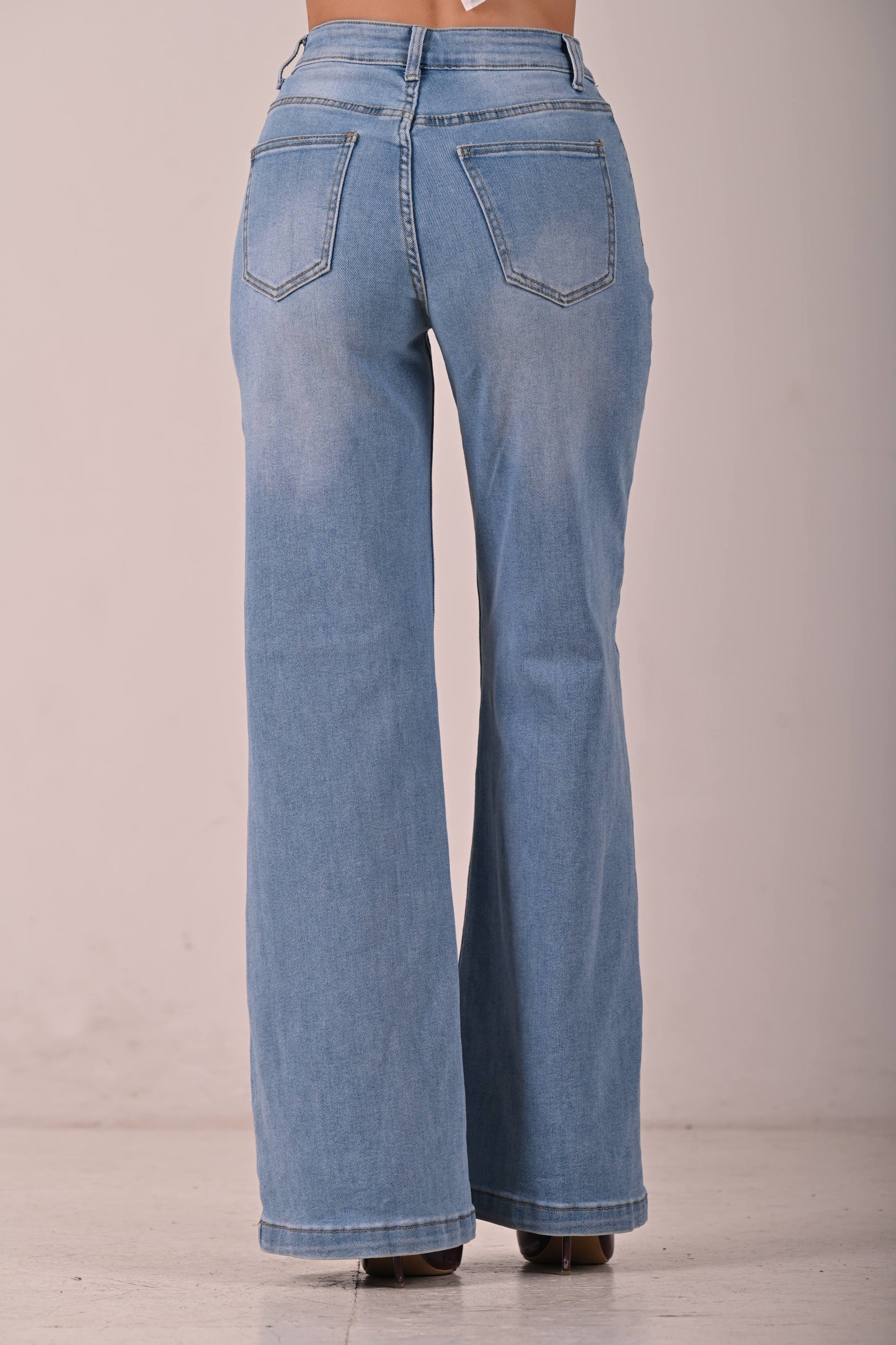 Jeans lavaggio chiaro con taschini