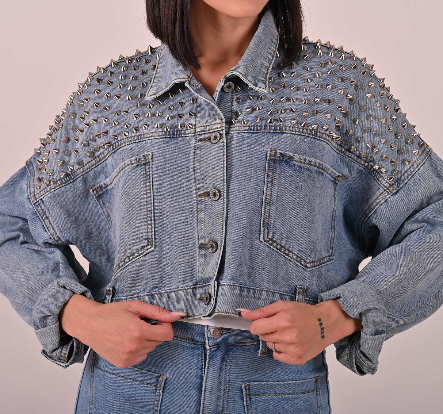Giacca in denim con borchie