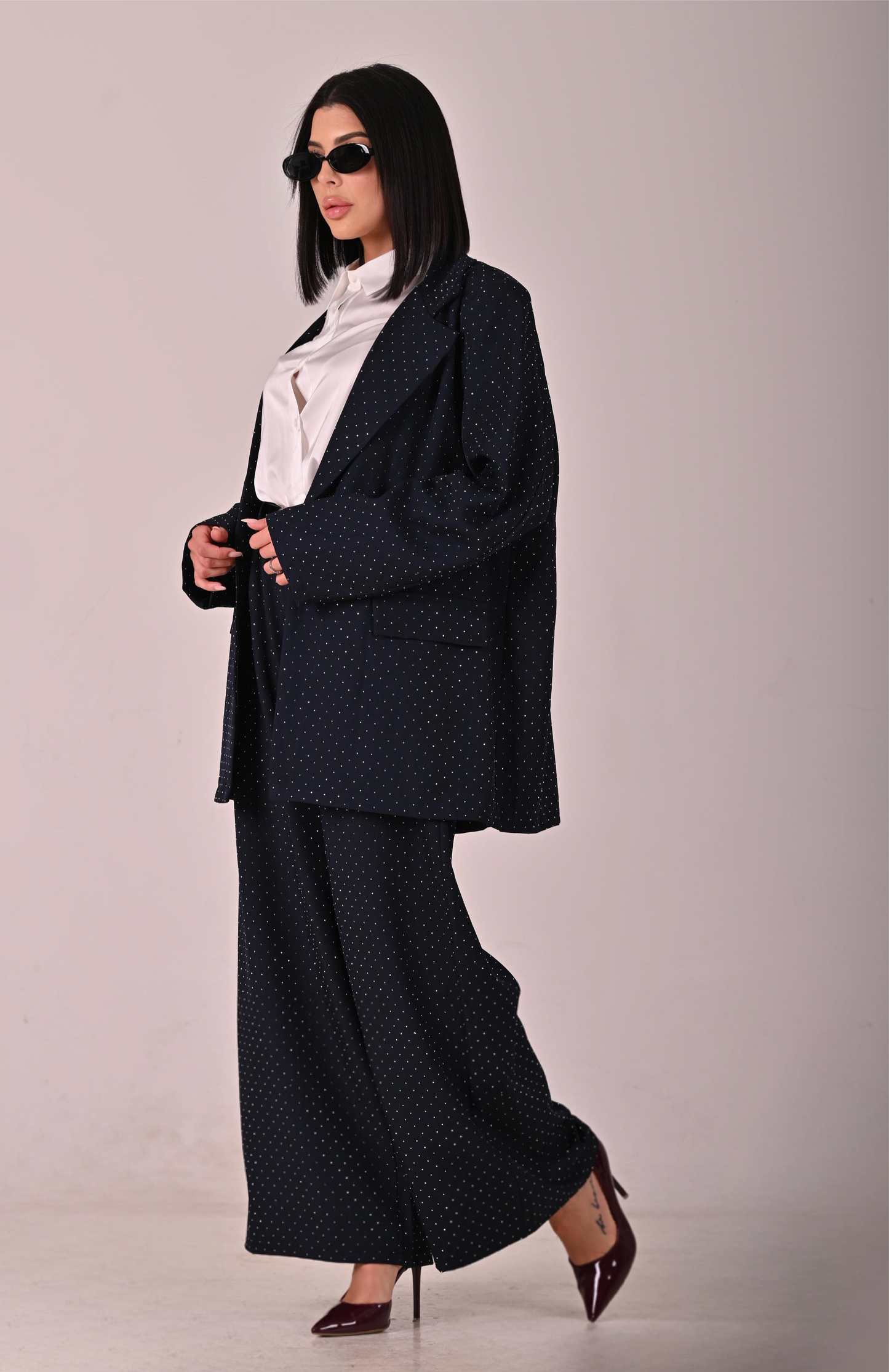 Completo giacca e pantalone blu notte tempestato di Swarovski