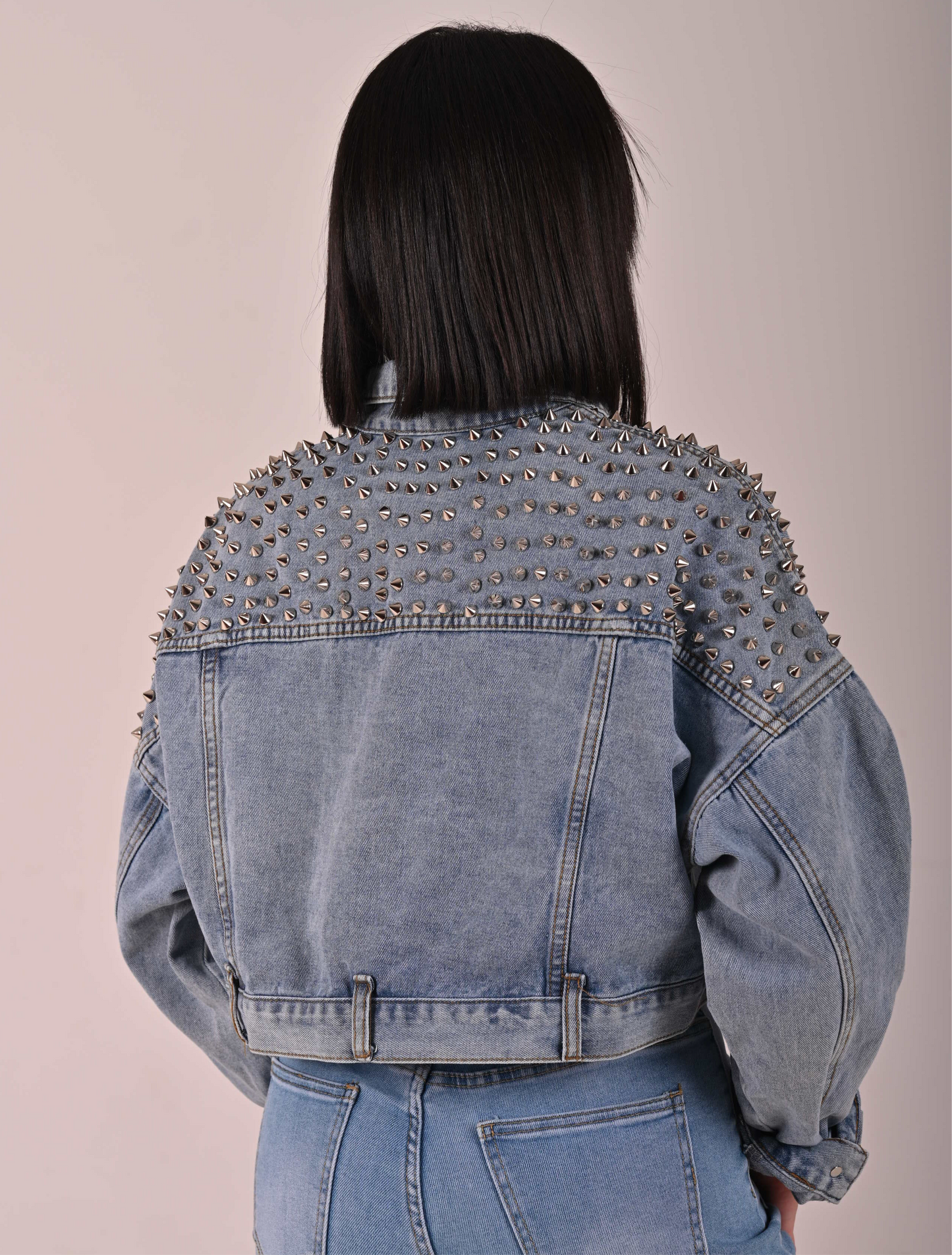 Giacca in denim con borchie